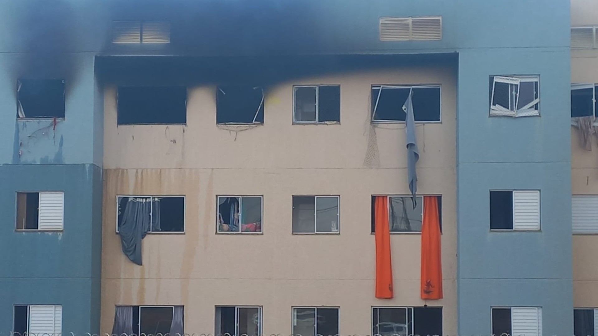 Explosão seguida de incêndio deixa apartamentos danificados no Shopping Park, em Uberlândia; vídeo mostra como ficou o local