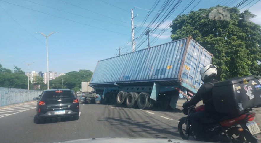 Contêiner de carreta tomba na Bola do Coroado