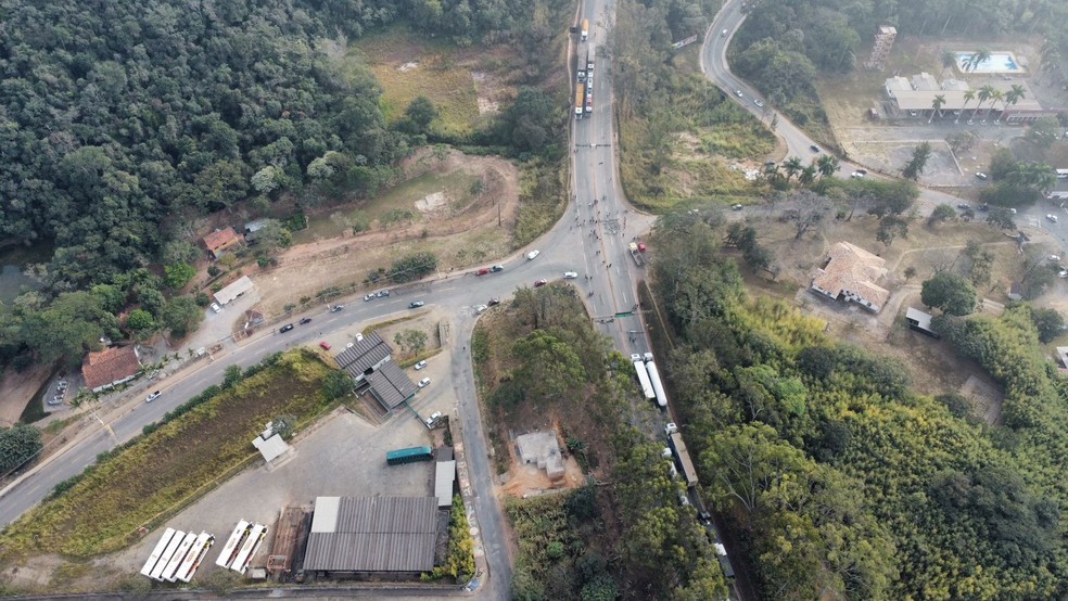 Manifestantes fecharam o km 632 da BR-040, em Conselheiro Lafaiete (MG) — Foto: Divulgação