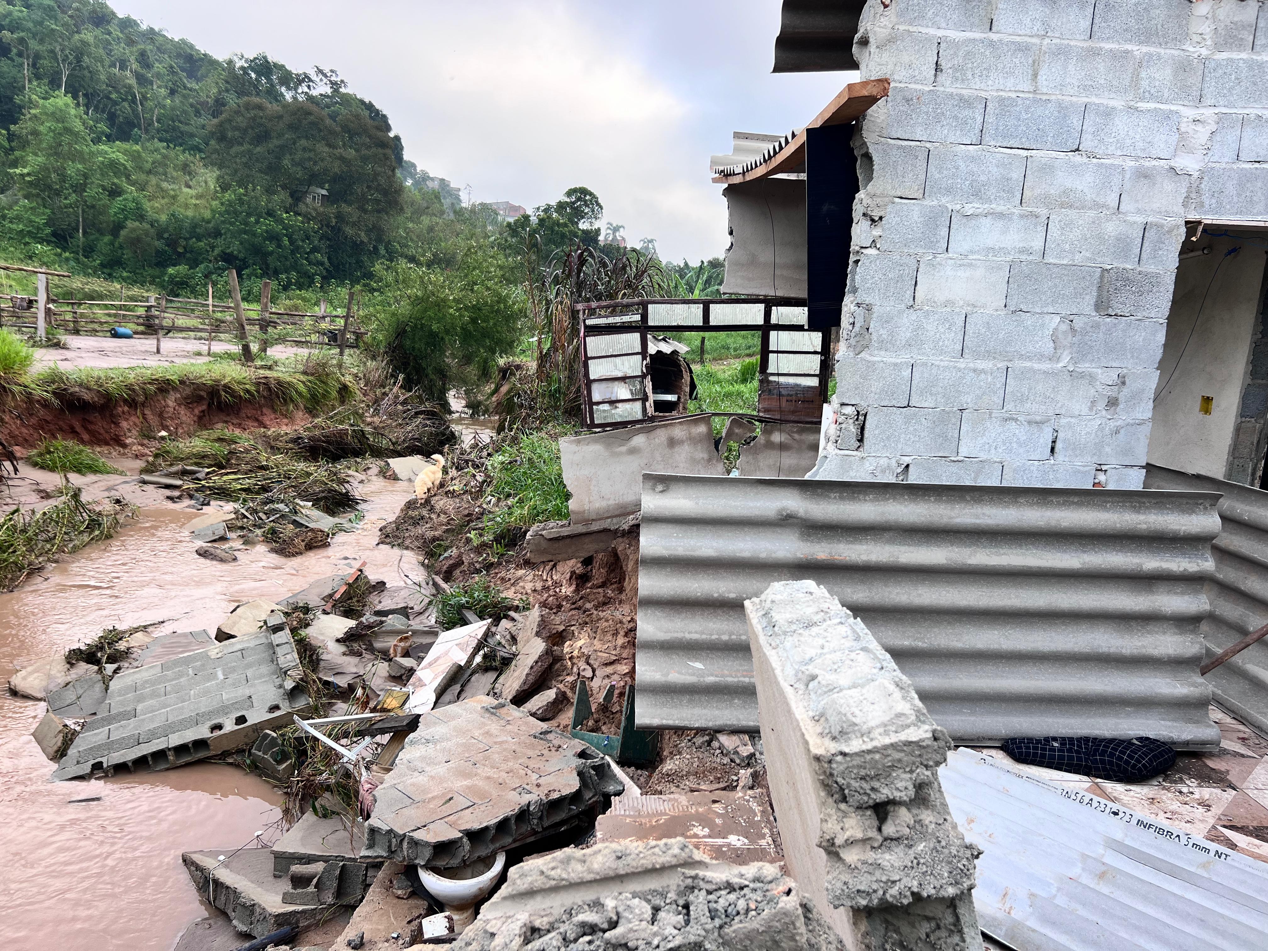 Parte de casa desaba após temporal na Grande São Paulo; VÍDEO