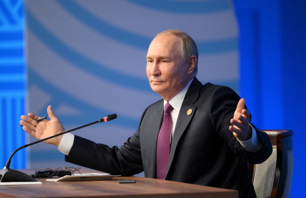 O presidente russo, Vladimir Putin, conversa com jornalistas durante a reunião de cúpula dos Brics em Kazan, na Rússia — Foto: Alexandr Kryazhev/BRICS-RUSSIA2024/Reuters