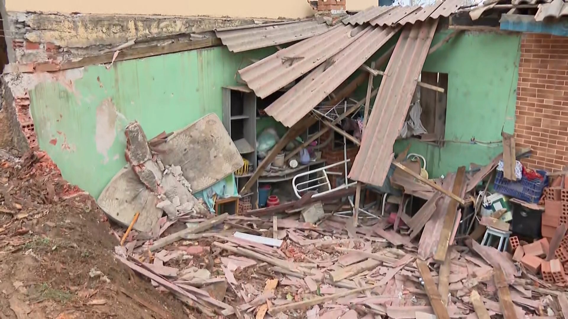 VÍDEO: caminhão não consegue completar curva e carga de toras cai em cima de casa no Paraná