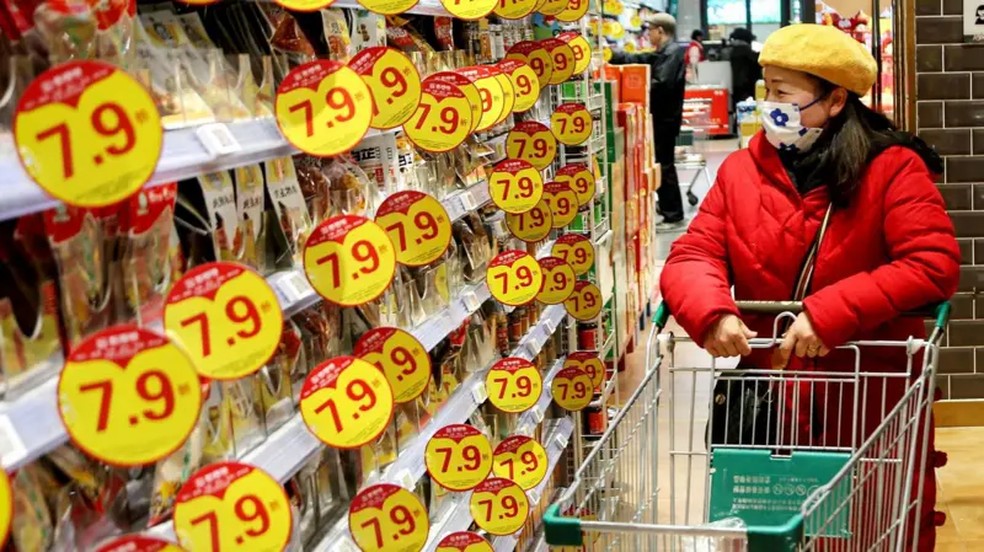 Governo chinês espera que medidas de promoção do bem-estar e grandes descontos incentivem as pessoas a gastar — Foto: Getty Images
