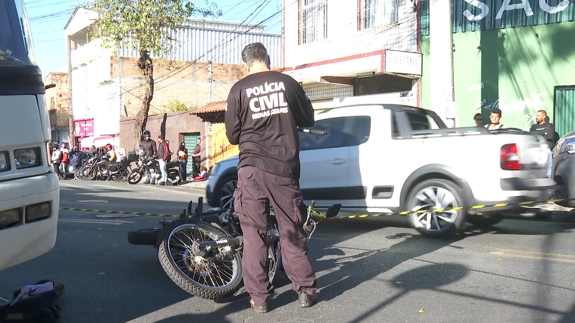 Passageira de moto por aplicativo morre atropelada após acidente com ônibus em BH
