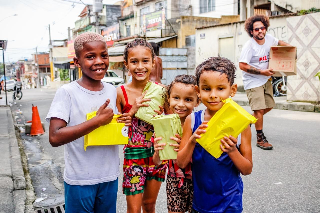 Voz Das Comunidades distribi Mais de 12 Mil Chocolates em favelas do Rio em 15ª EDIÇÃO DA PAZCOA