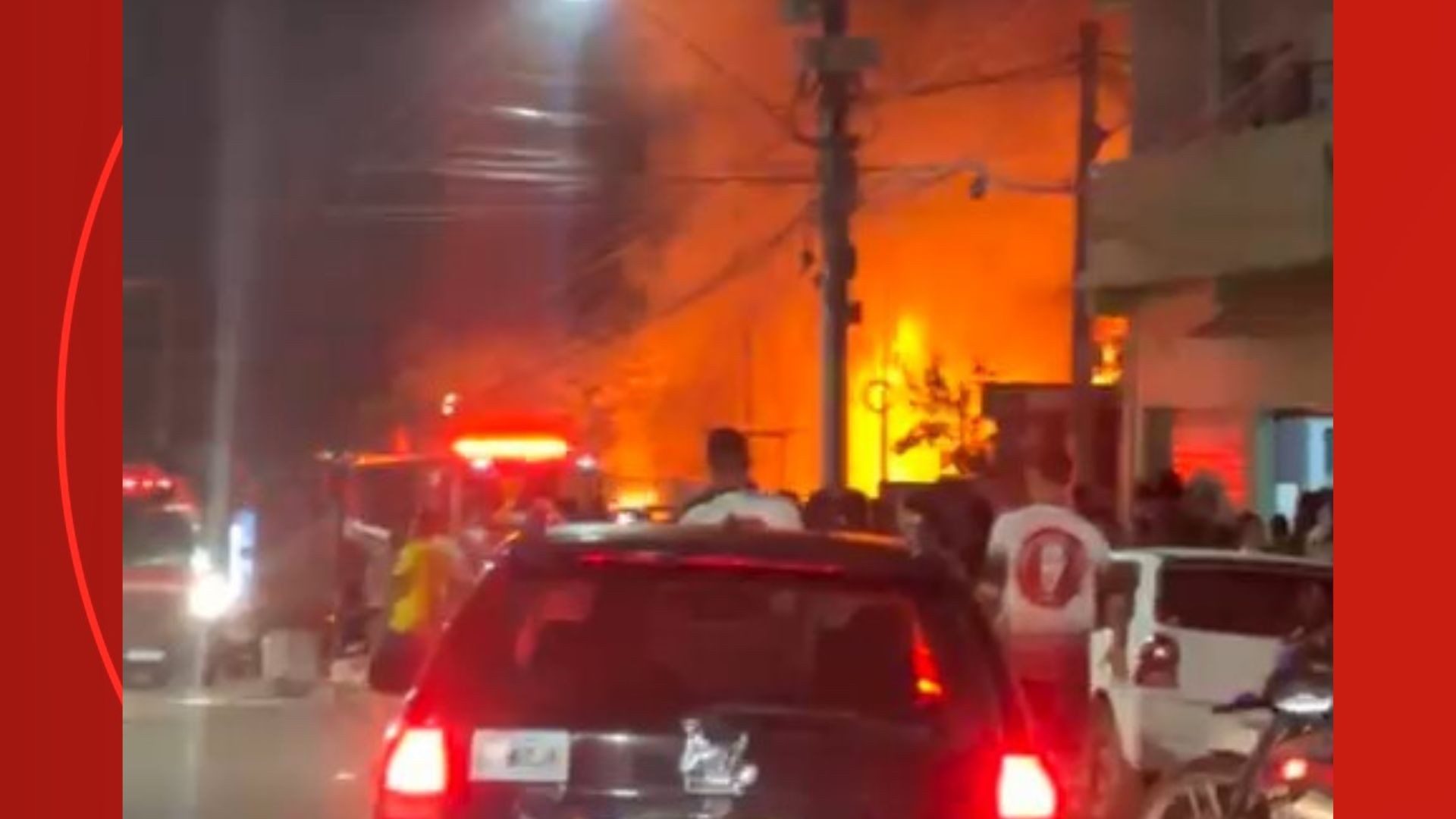 VÍDEO: incêndio atinge depósito de recicláveis e mobiliza bombeiros por cinco horas na Serra