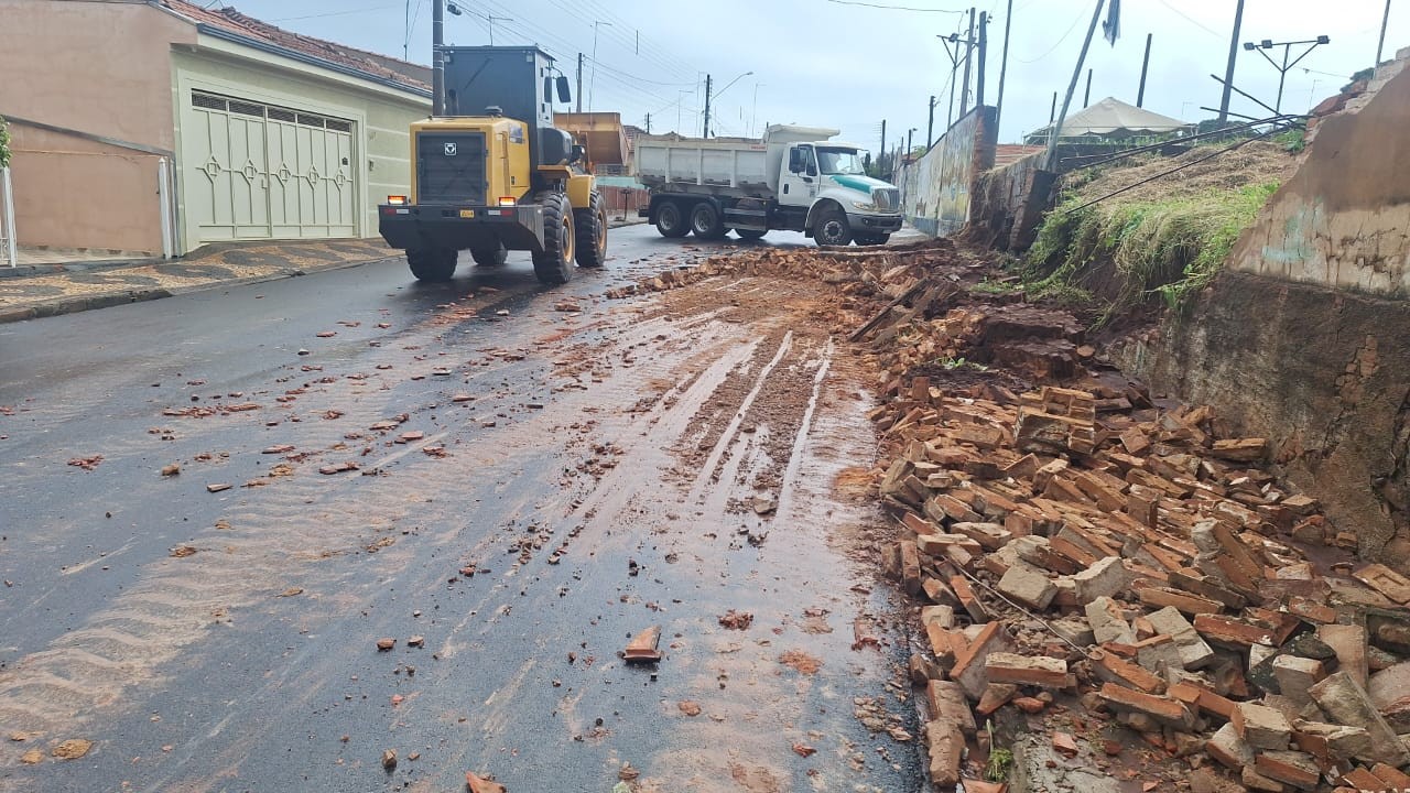 VÍDEO: chuva forte derruba muro e causa alagamentos em cidade do interior de SP