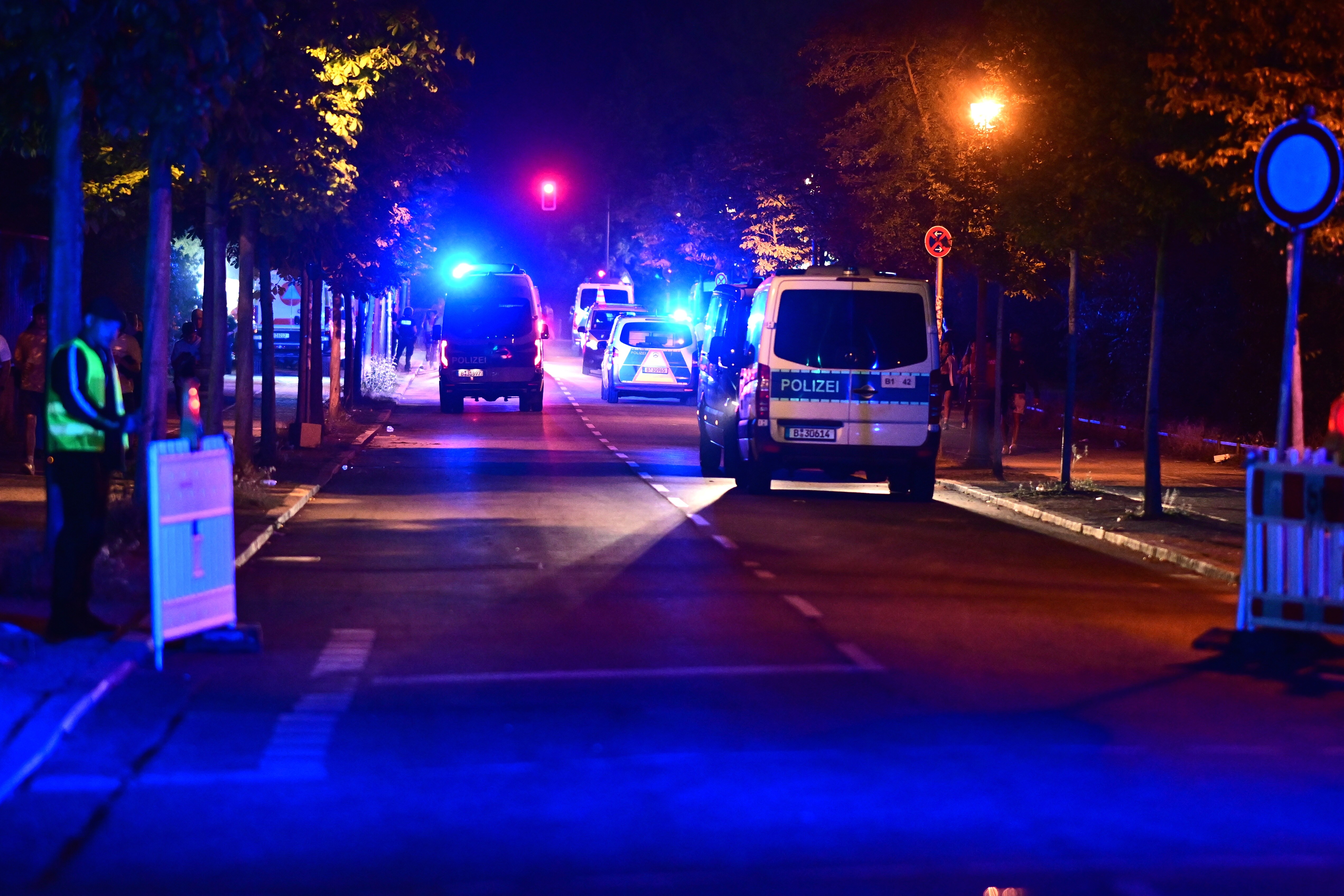 Motorista avança em multidão durante parada LGBTQIA+ de Berlim e deixa feridos