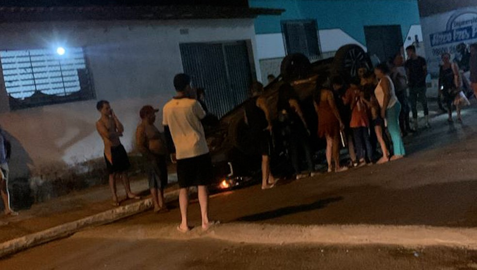 Motorista capotou ao perder o controle do veículo no Maiobão, em Paço do Lumiar — Foto: Ester Rodrigues