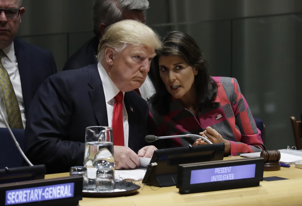 Trump e então embaixadora dos EUA na ONU, Nikki Haley; os dois são pré-candidatos à Presidência dos EUA pelo Partido Republicano — Foto: AP/Evan Vucci