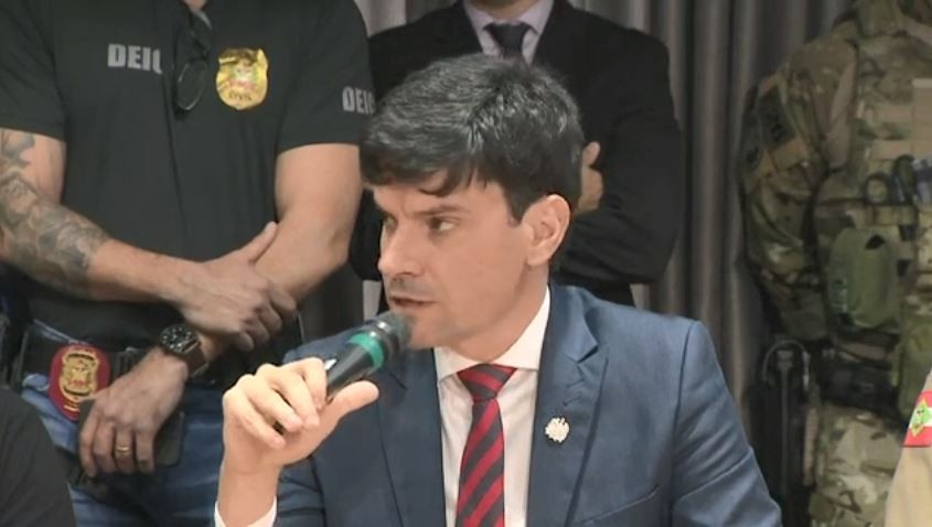 Delegado-geral da Polícia Civil de SC é abordado e entra em confronto com suspeitos em morro de Florianópolis