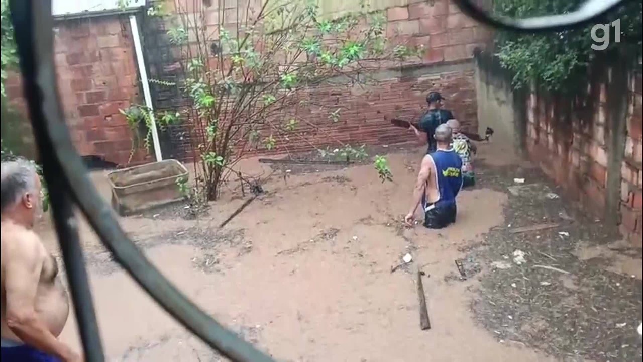 Homem é arrastado por enxurrada para dentro de galeria pluvial em Sabará; vídeo mostra vítima tentando escoar água de quintal momentos antes