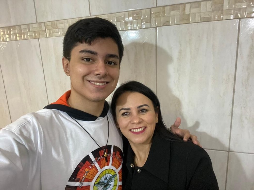 Paulo Henrique dos Santos Silva, campeão de 21 premiações, e a mãe — Foto: Arquivo pessoal