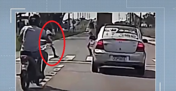 Mulher com criança no colo é atropelada ao atravessar faixa de pedestre em Rio Largo, AL