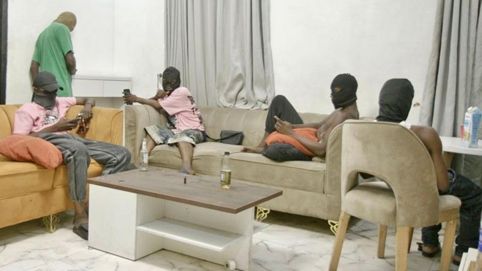 BBC acompanhou os golpistas em sua rotina de fraudes — Foto: BBC