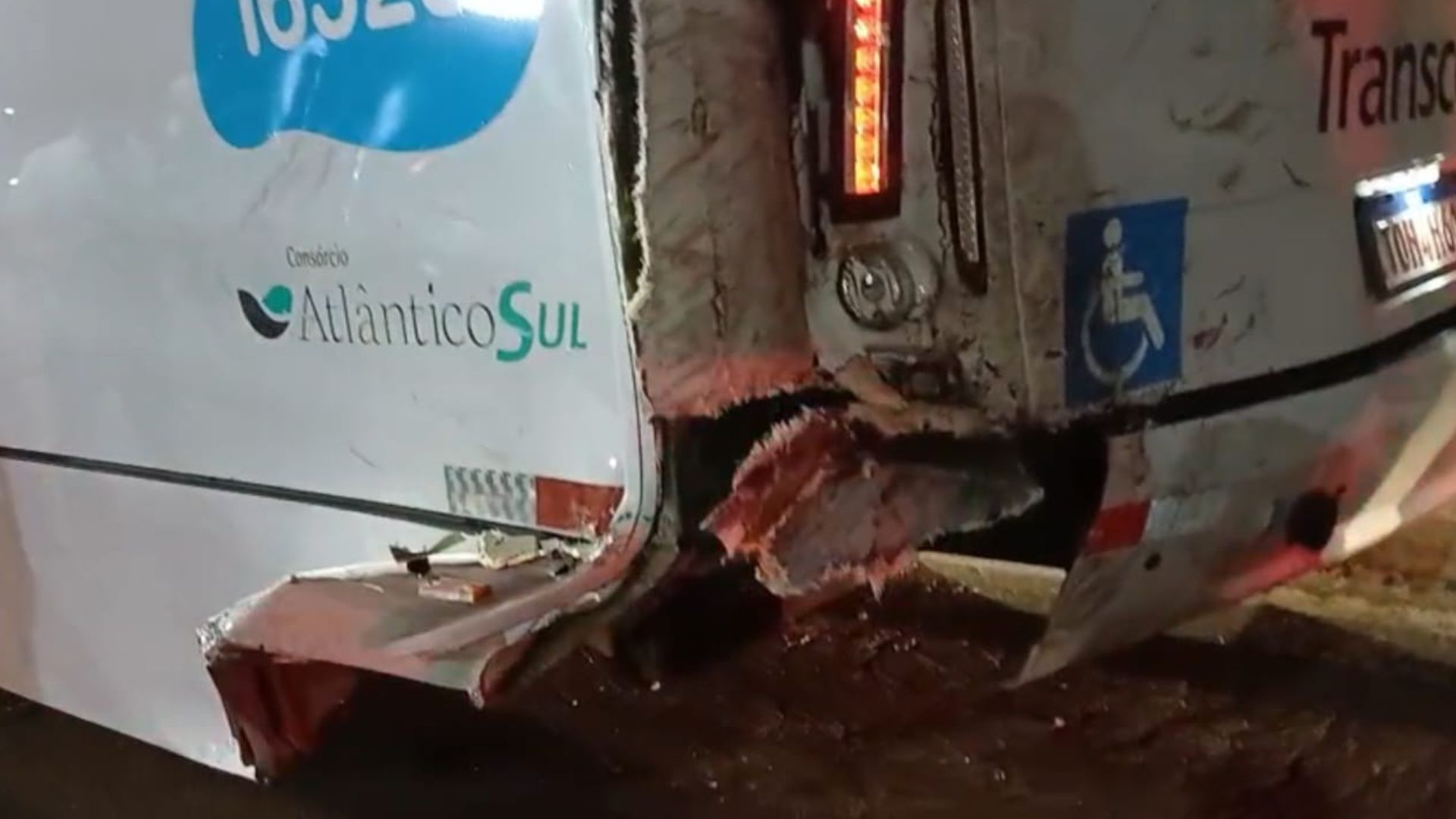 Uma pessoa morre e outras 4 ficam feridas em acidente com ônibus na Serra
