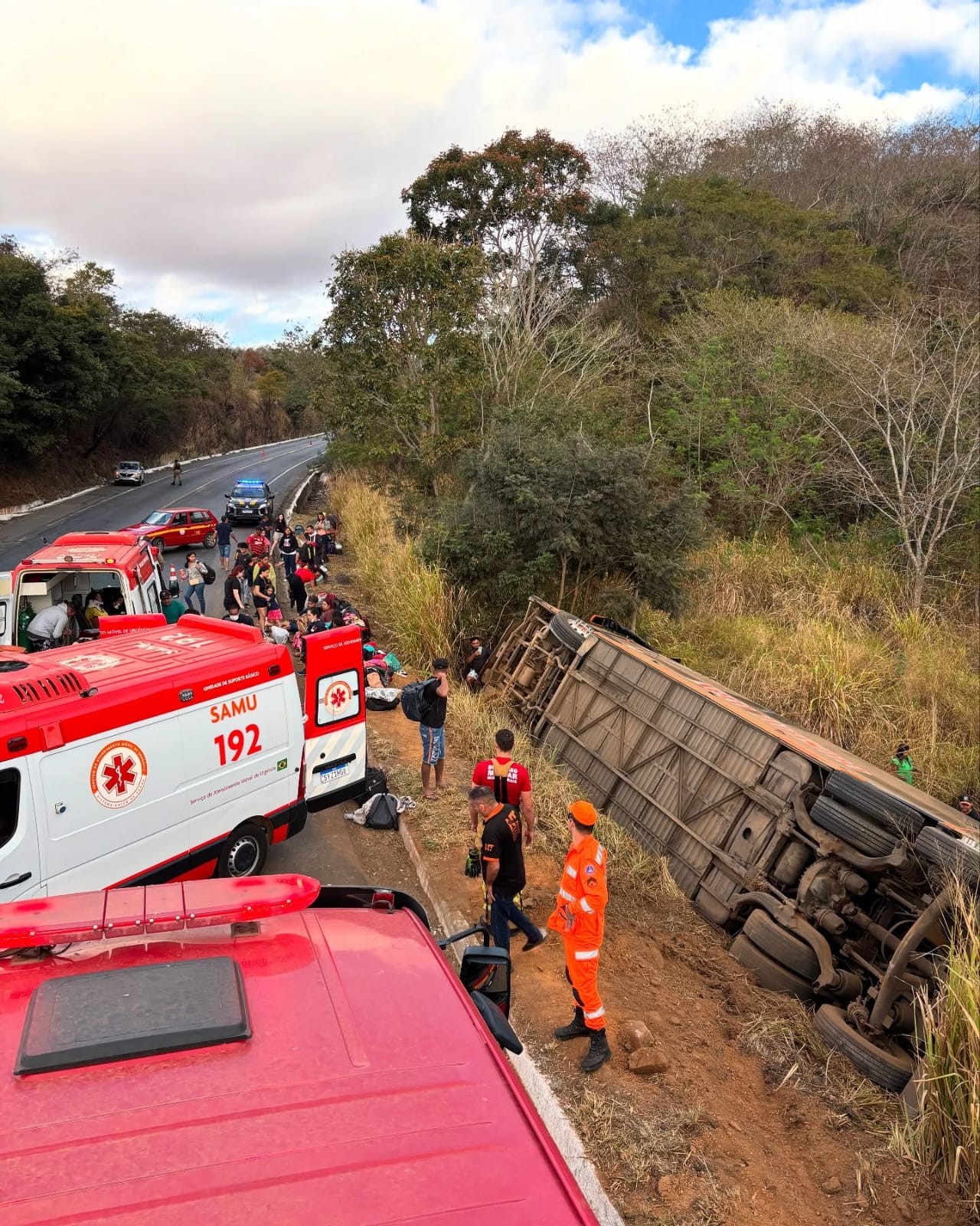 Dez pessoas ficam feridas após ônibus tombar na BR-251, em Salinas