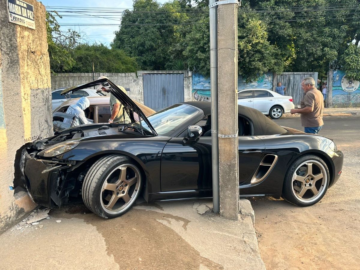 Porsche fica destruída após subir calçada e bater em muro em Divinópolis