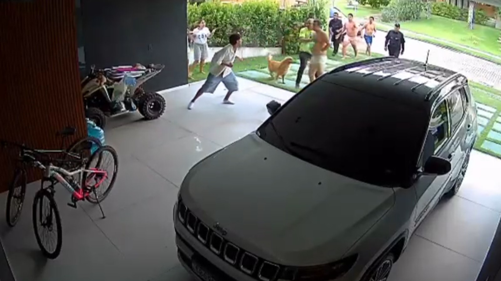 Câmera em casa de atleta mostra início de briga generalizada entre jogadores do Fortaleza e vizinhos