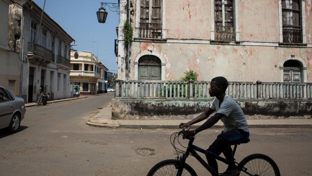 Crianças tomam mais álcool do que leite em São Tomé e Príncipe, diz pesquisadora