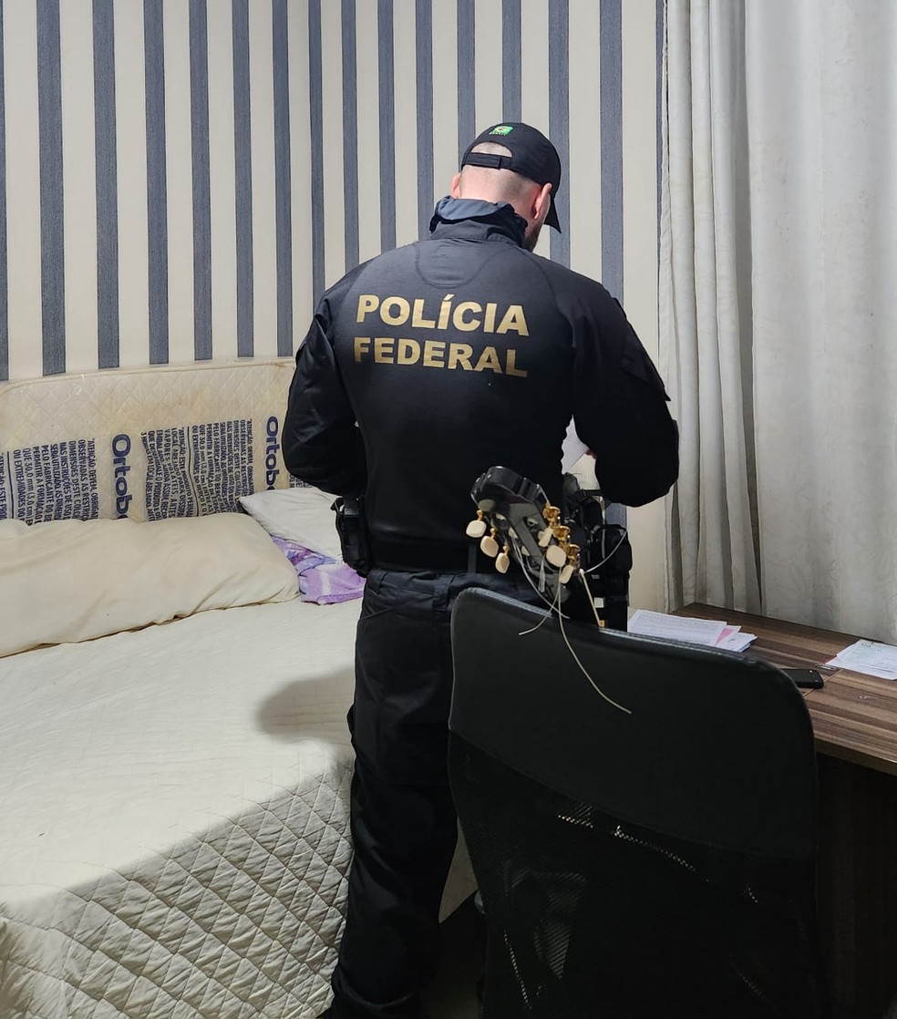 Agente da Polícia Federal cumprindo mandado na operação Bois de Papel — Foto: PF/Divulgação