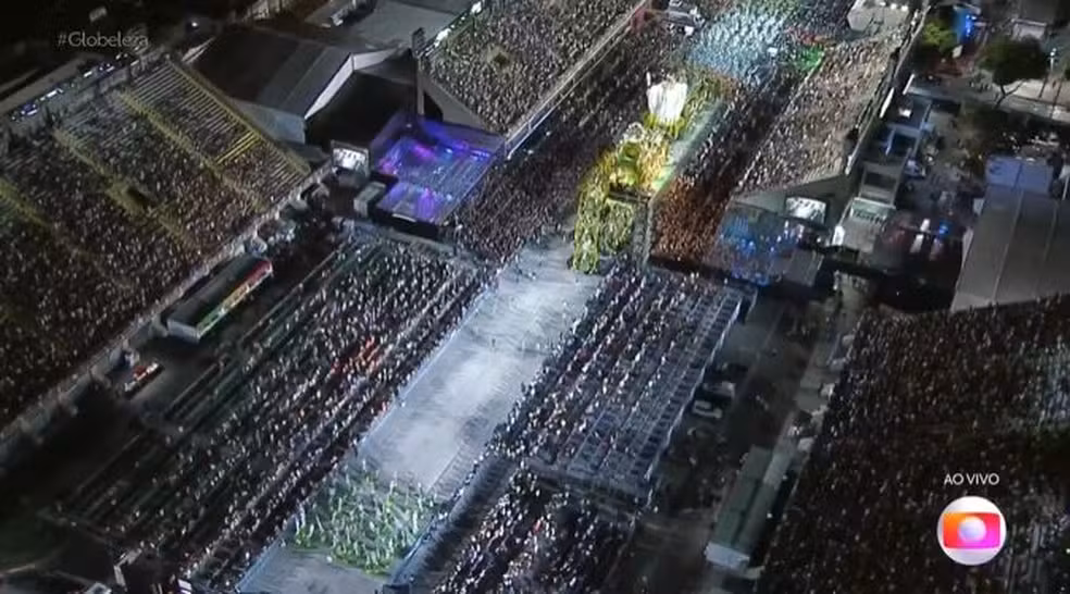 Buraco se abriu no desfile da Mocidade na Sapucaí — Foto: Reprodução/TV Globo