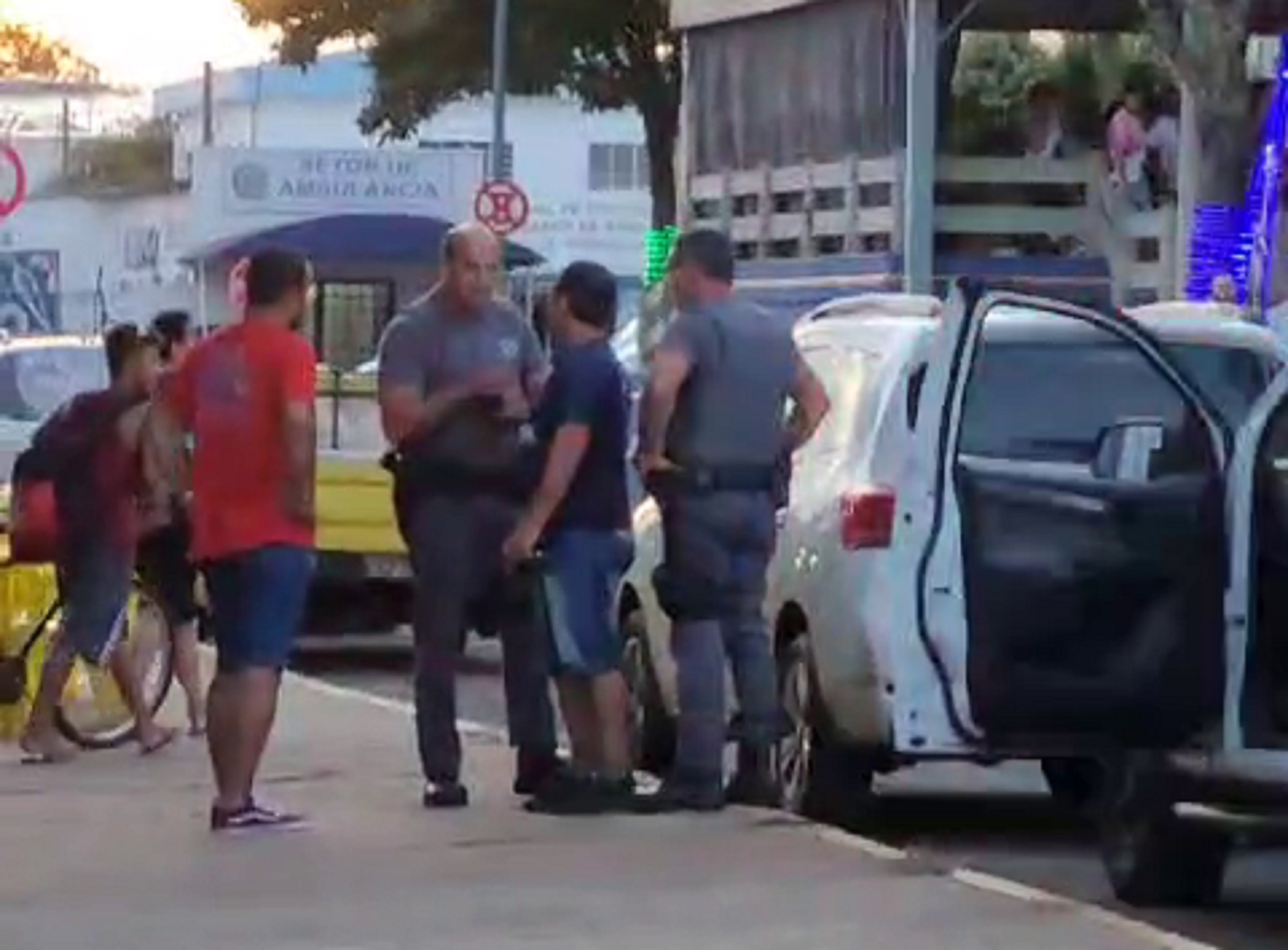 Prefeito de Martinópolis é flagrado dirigindo carro da prefeitura em alta velocidade e ultrapassando em local proibido