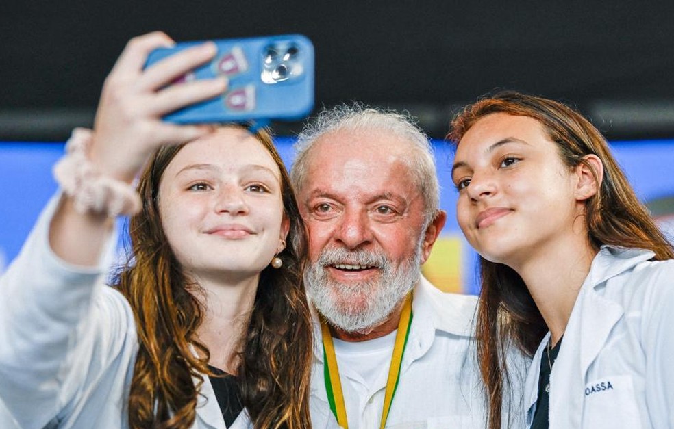 Beatriz Toassa, de 15 anos, e Isabella Toassa, 14 anos, com o presidente Lula — Foto: Arquivo Pessoal