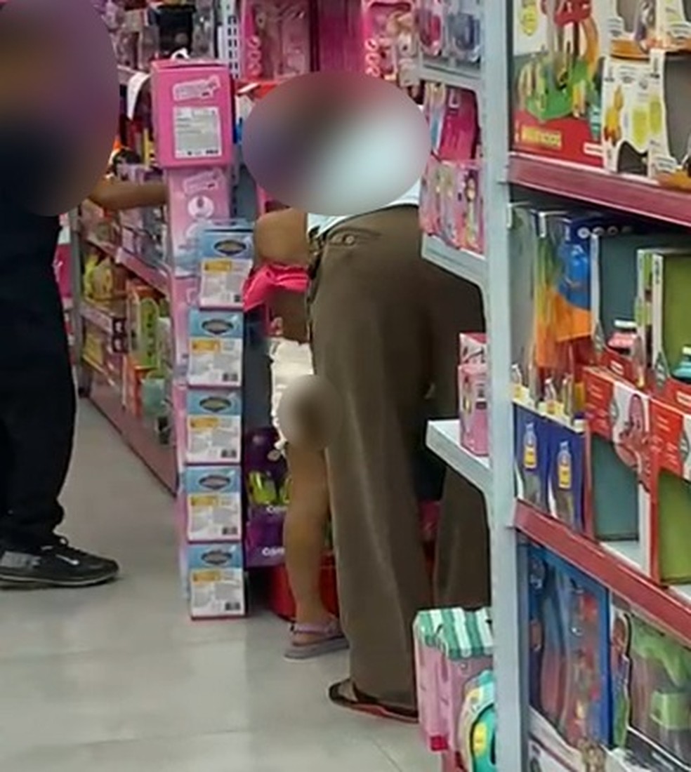 Homem foi preso em flagrante por estupro de vulnerável em loja de brinquedos em Duque de Caxias — Foto: Reprodução