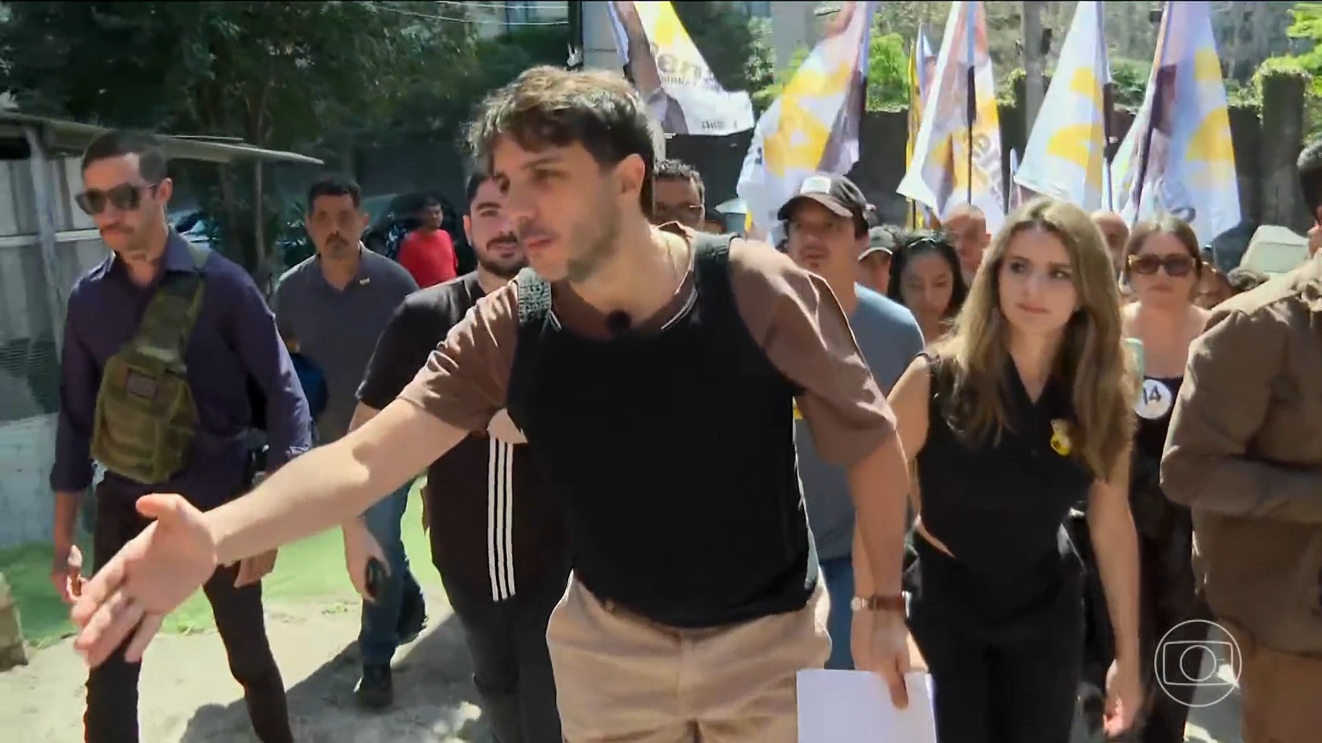 Renan Santos, candidato à Presidência pelo Missão, faz campanha na Zona Sul de SP