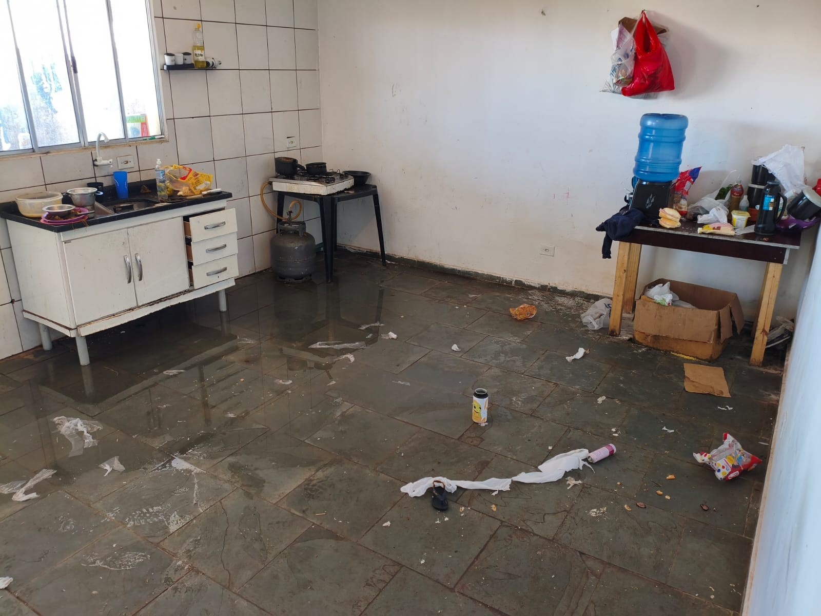 Crianças são resgatadas de situação de maus-tratos em casa com sujeira e fezes em Araçariguama
