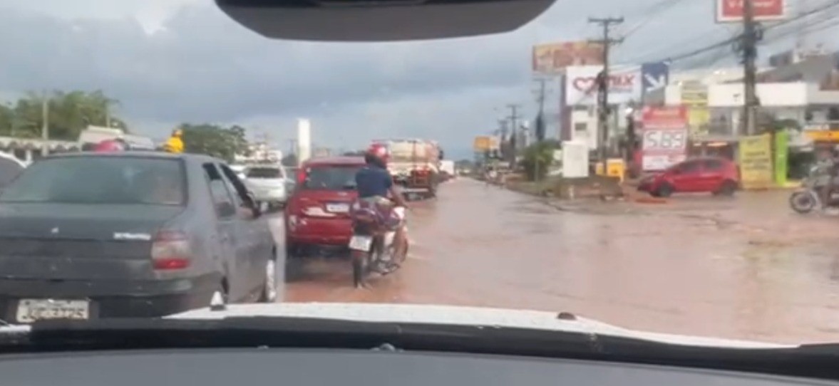 Chuva deixa trânsito lento na BR-316 na Grande Belém neste fim de ano