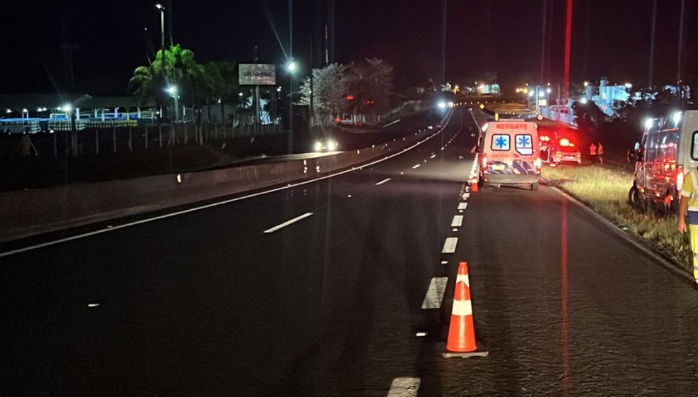Jovem, de 22 anos, morre após ser atingida por caminhão na Rodovia Raposo Tavares (SP-270) — Foto: Polícia Rodoviária