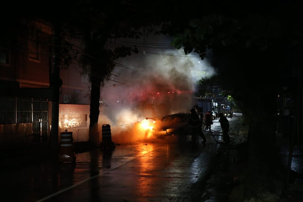Carro pegou fogo na altura da Rua Goiás, em Santos (SP) — Foto: Alexsander Ferraz/Jornal A Tribuna