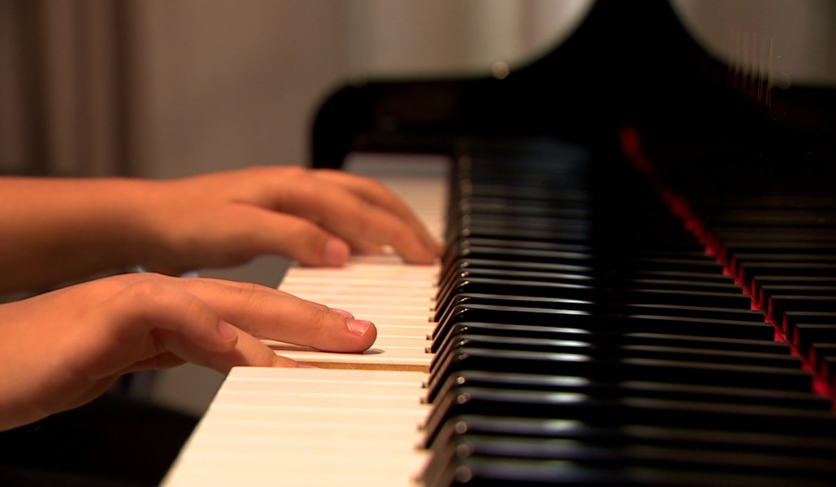 Como aulas de música ajudam crianças a reduzir uso de telas e melhoram concentração