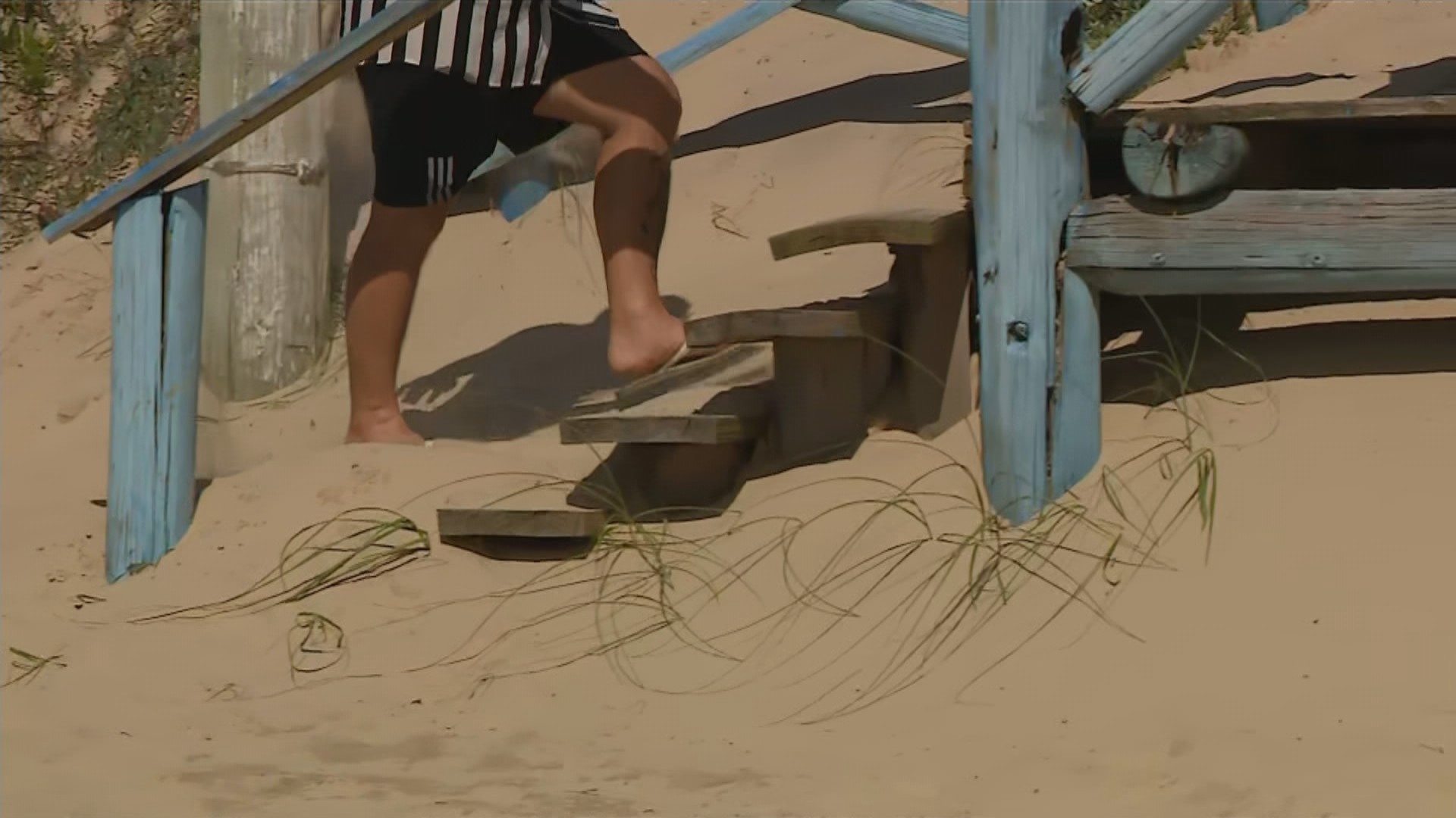 Problema para idosos e carrinhos de bebê: dunas cobrem passarelas de areia e dificultam acesso a praia do RS