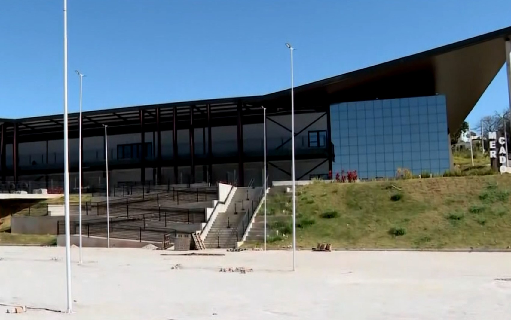 Mercado do Produtor segue fechado quase dois anos após inauguração; prefeitura estuda ocupação do espaço em Varginha, MG