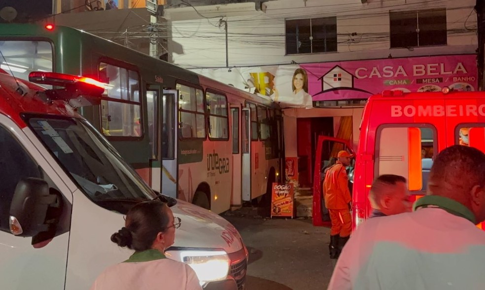 Ônibus bateu em prédio no bairro da Boca da Mata, em Salvador — Foto: Notícias Cajazeiras