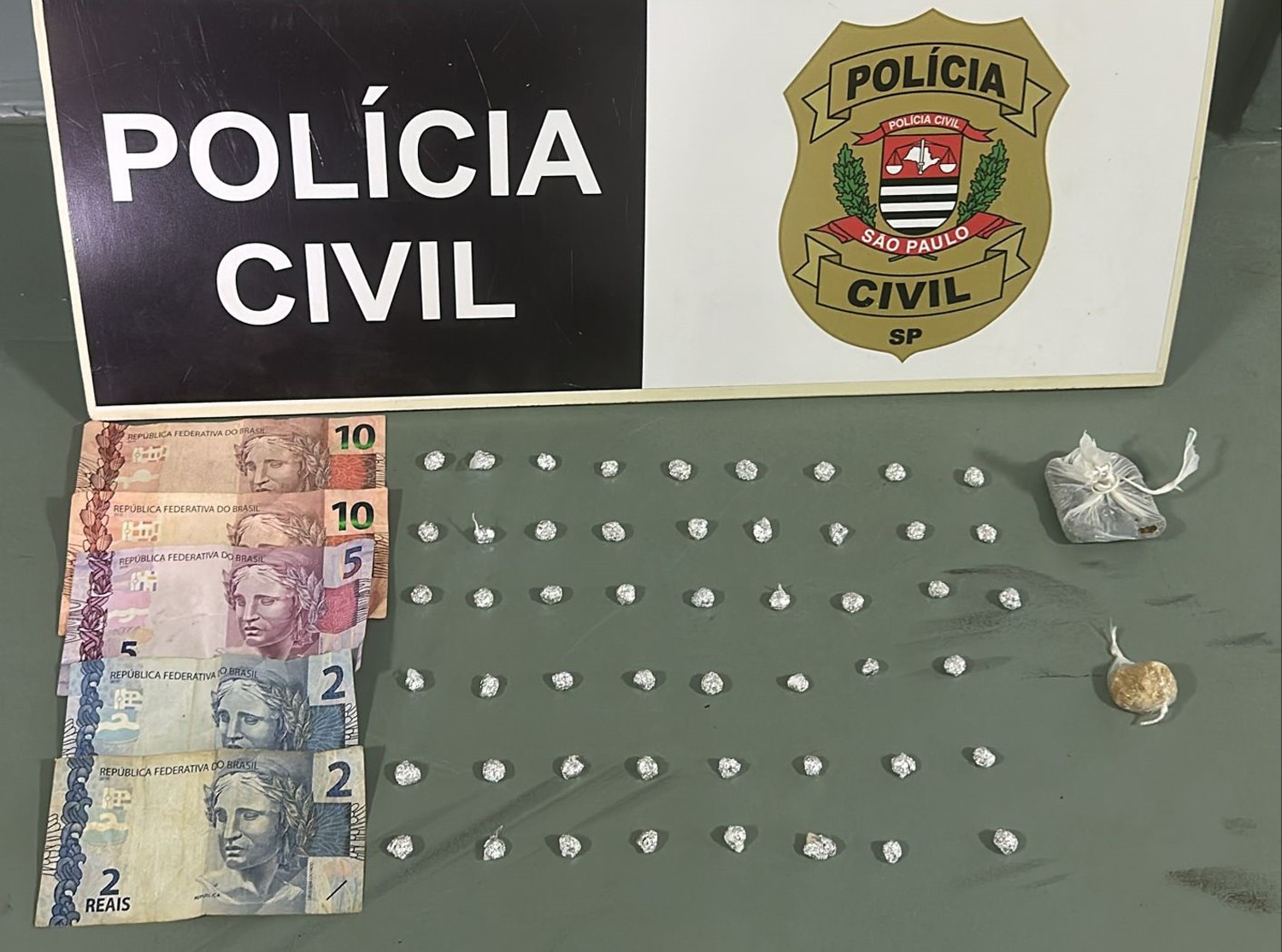 Com porções de crack e maconha em casa, irmãs são presas em flagrante por tráfico de drogas em Pirapozinho