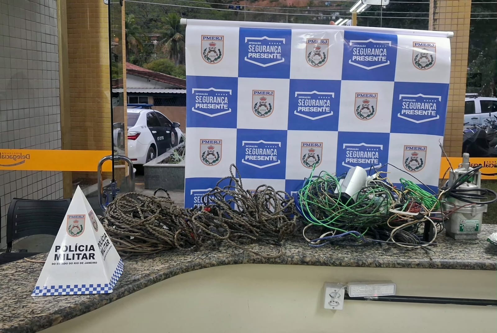 Homem é preso por furtar fios de cobre de casa em Miguel Pereira 