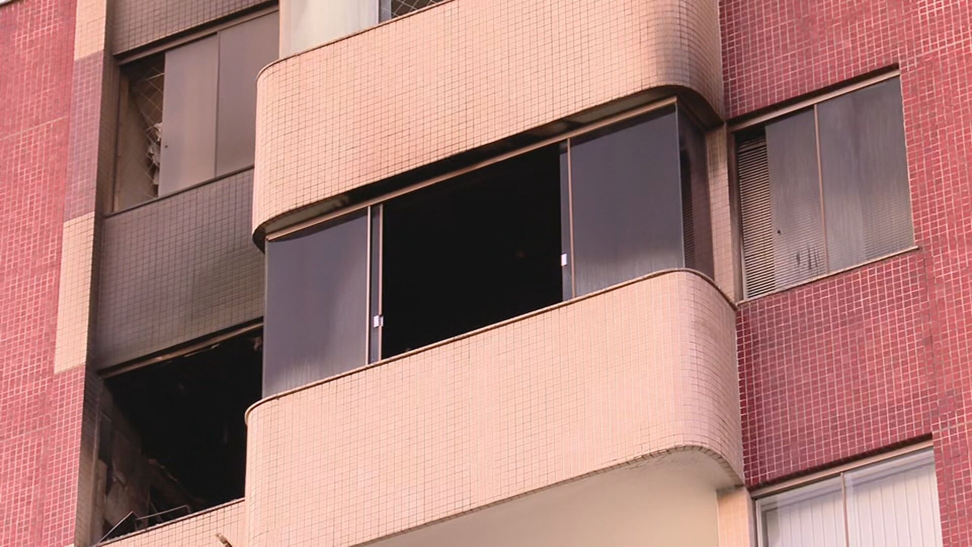 VÍDEO: apartamento pega fogo durante a madrugada em Brasília