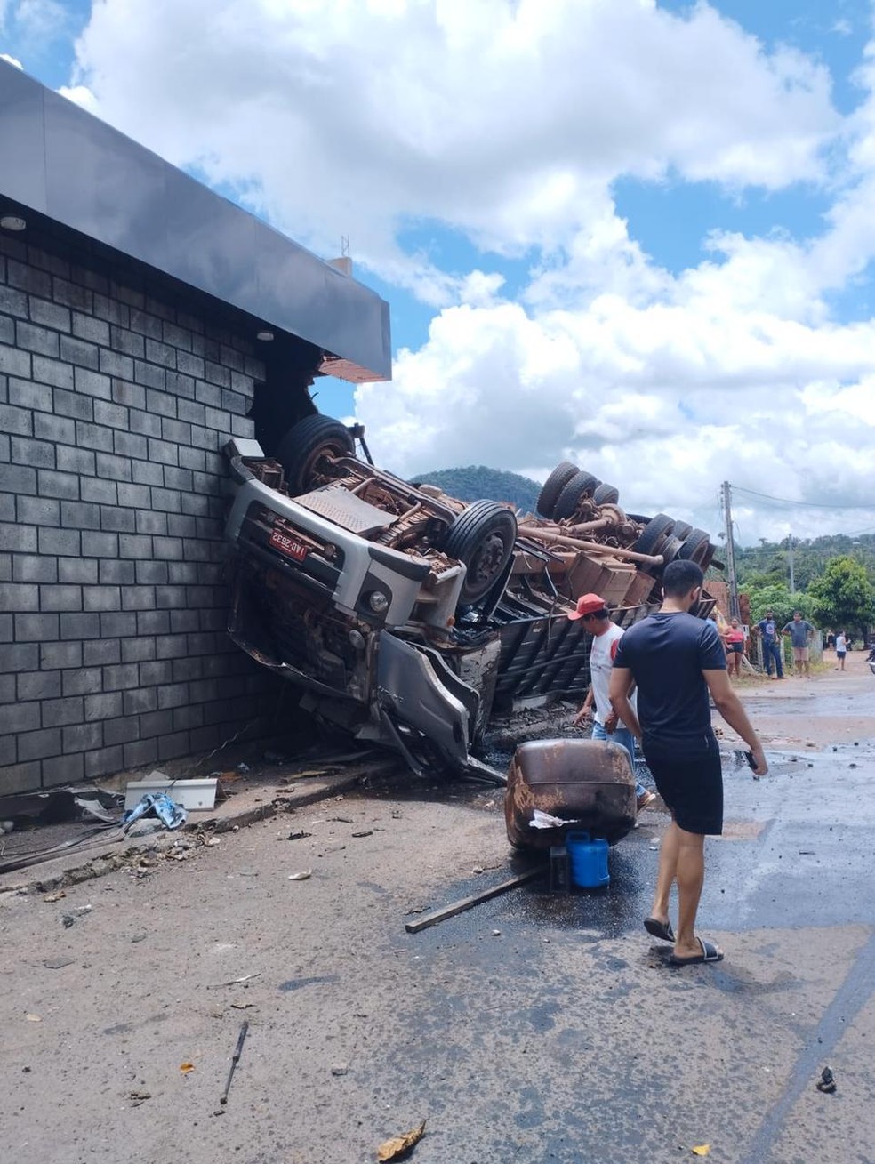 Caminhão carregado de bois tomba em Aragominas — Foto: Divulgação