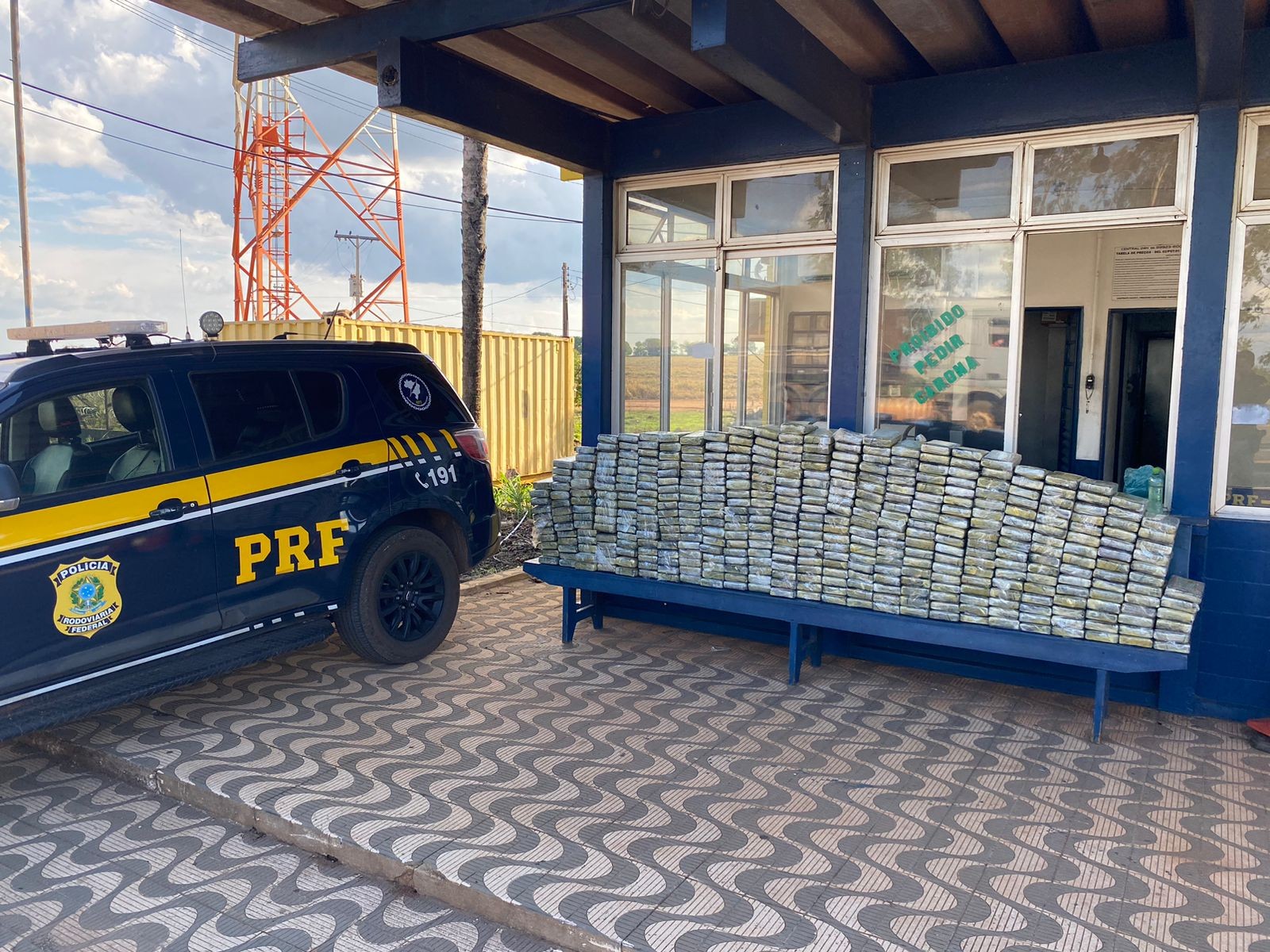 Motorista que transportava 460 kg de cocaína em caminhão é preso ao fugir durante ficalização de carga em MT