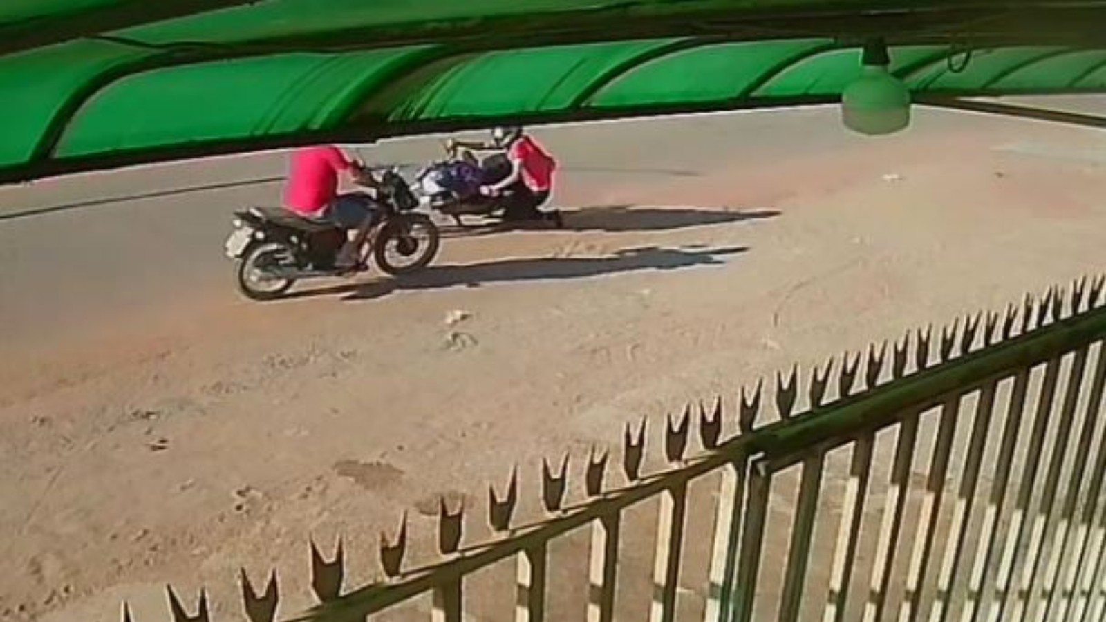 Colisão entre motocicletas deixa jovem morto no Ceará; vídeo