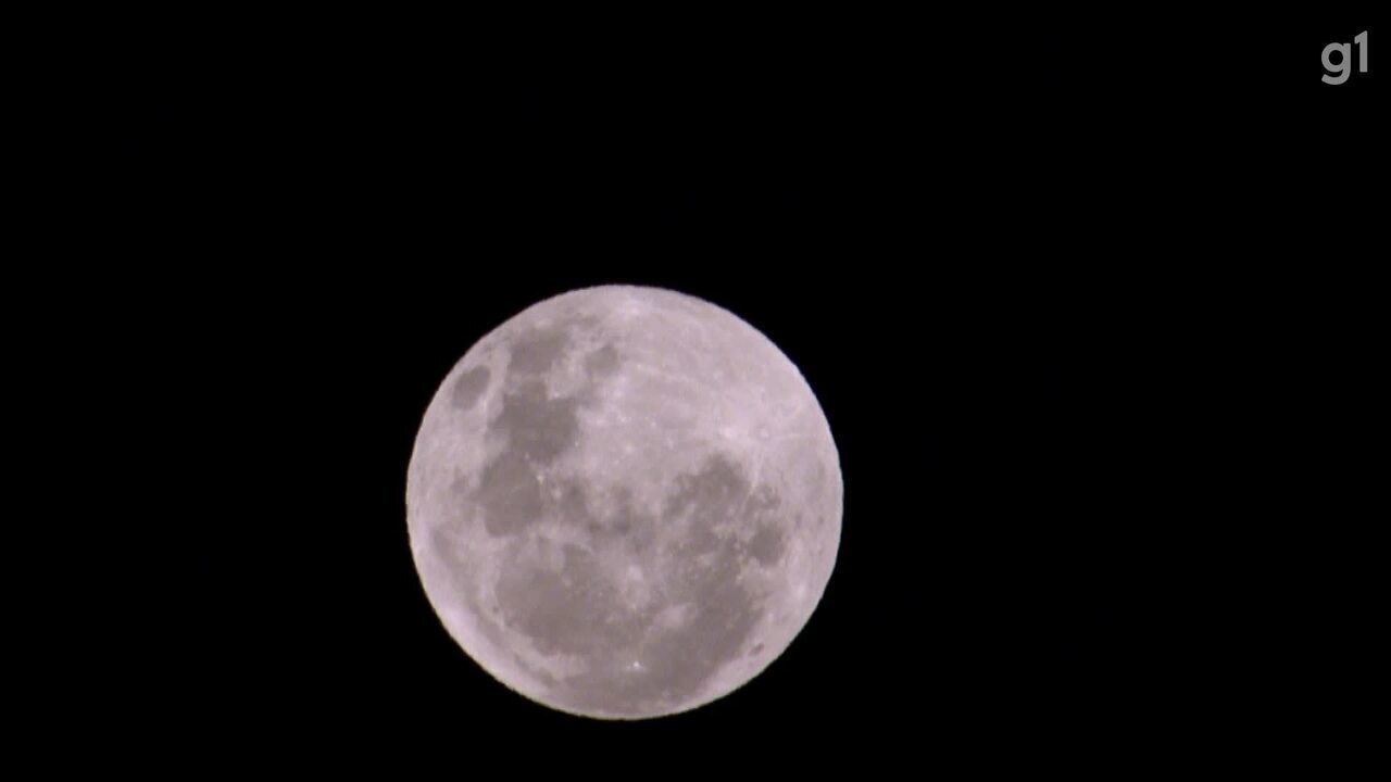 'Lua Cheia Rosa' surge entre as nuvens no DF; veja VÍDEO e FOTOS | G1