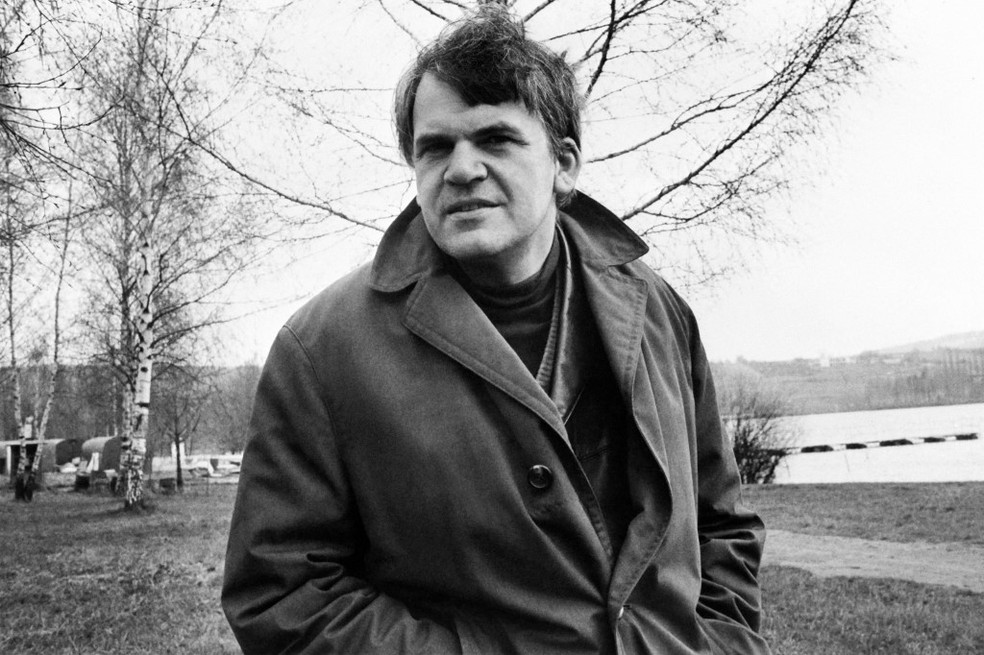 Retrato feito em 14 de outubro de 1973 mostra o escritor Milan Kundera em Praga — Foto: AFP