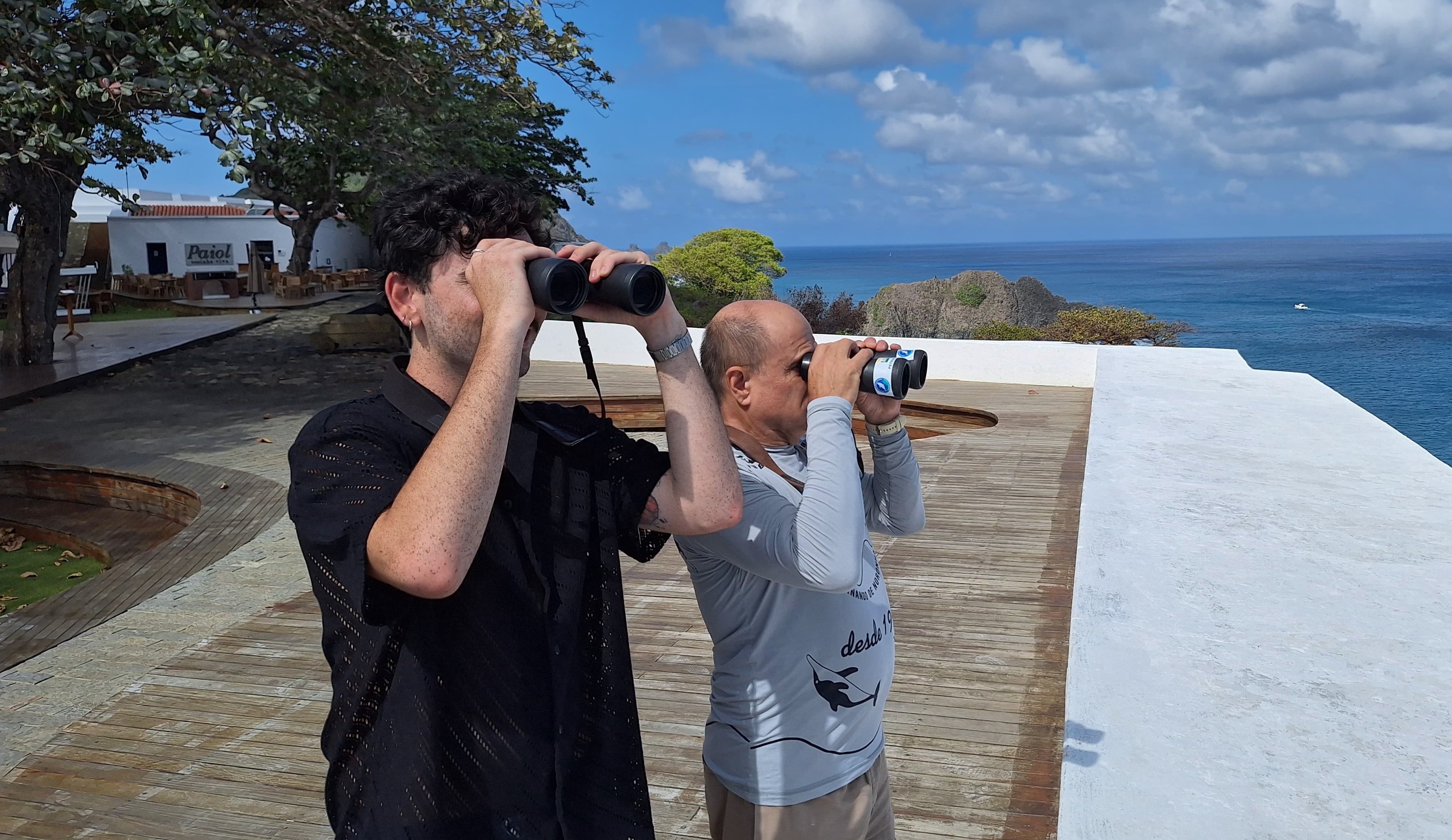 Ecoturismo acessível: influenciador surdo Gabriel Isaac conhece trabalho de pesquisa e preservação em Fernando de Noronha