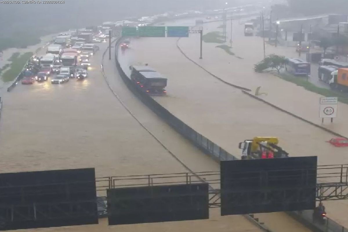 Motoristas ficam 'presos' por quase 6h em rodovia após córrego transbordar no litoral de SP; VÍDEO 