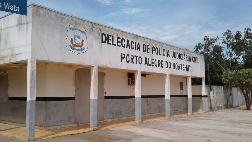 Homem invade quarto da ex e esfaqueia atual companheiro dela enquanto casal dormia em MT