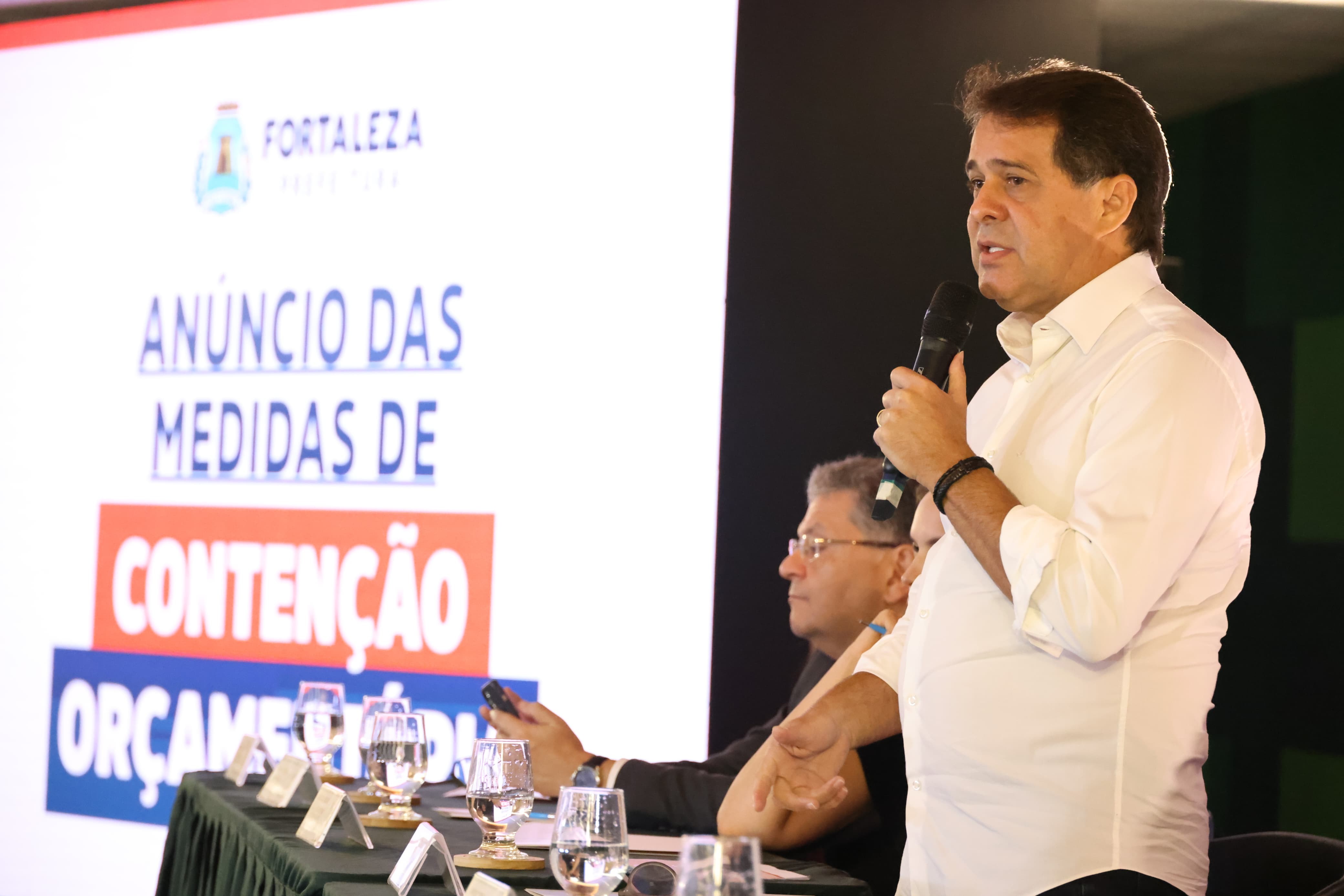 Evandro anuncia pacote de reajuste financeiro com corte no próprio salário, suspensão de contratos e redução de pessoal